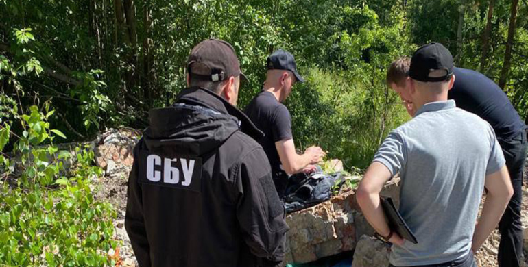 У лісі на Рівненщині СБУ знайшла схрон з цілим арсеналом зброї (ФОТО)